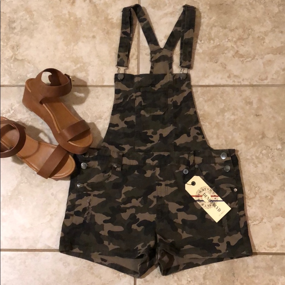 💚🖤NEW OVERALL SHORTS IN CAMO PRINT🖤💚